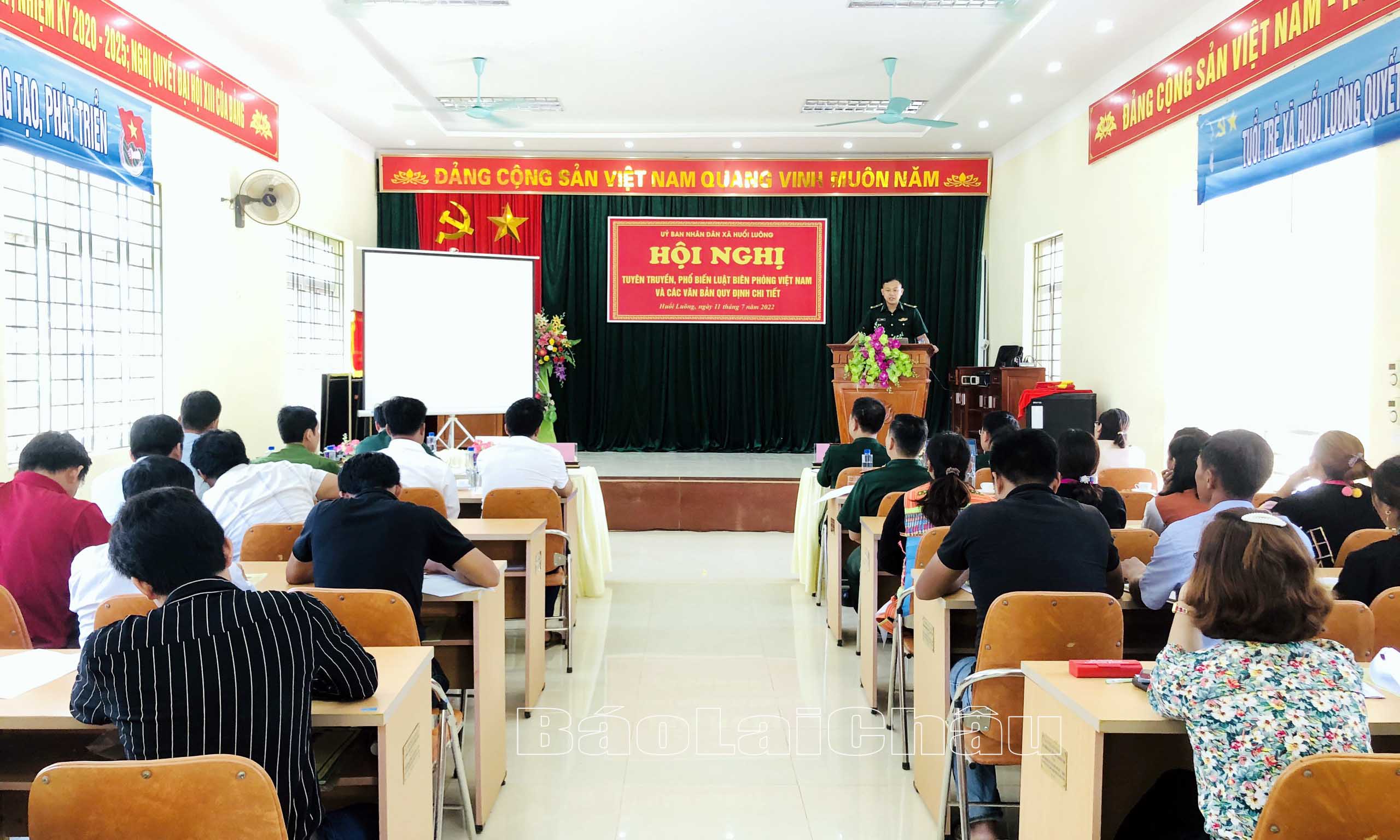 Thiếu tá Phạm Tuân - Bí thư Đảng ủy, Chính trị viên Đồn Biên phòng Huổi Luông tuyên truyền về Luật Biên phòng Việt Nam.  
